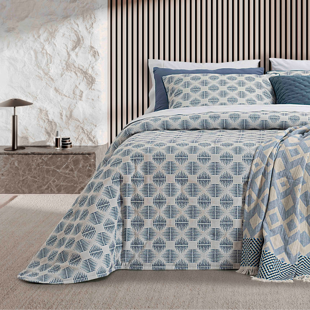 Pormenor do padrão geométrico jacquard do Edredão Conforter Oslo Azul, com almofadas e manta decorativa
