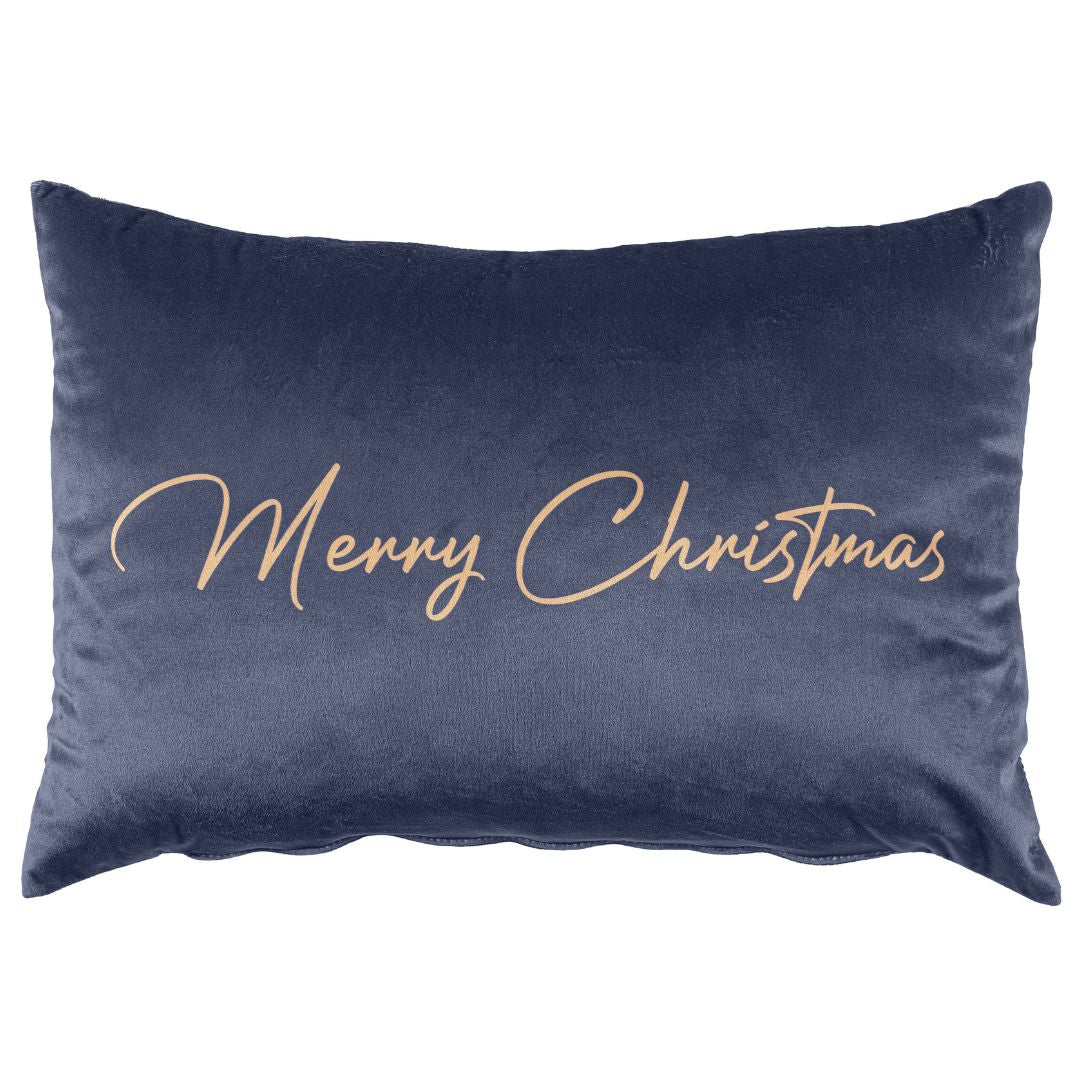 Almofada Decorativa de Natal Melodia em veludo azul, de formato retangular, com inscrição Merry Christmas em tom dourado