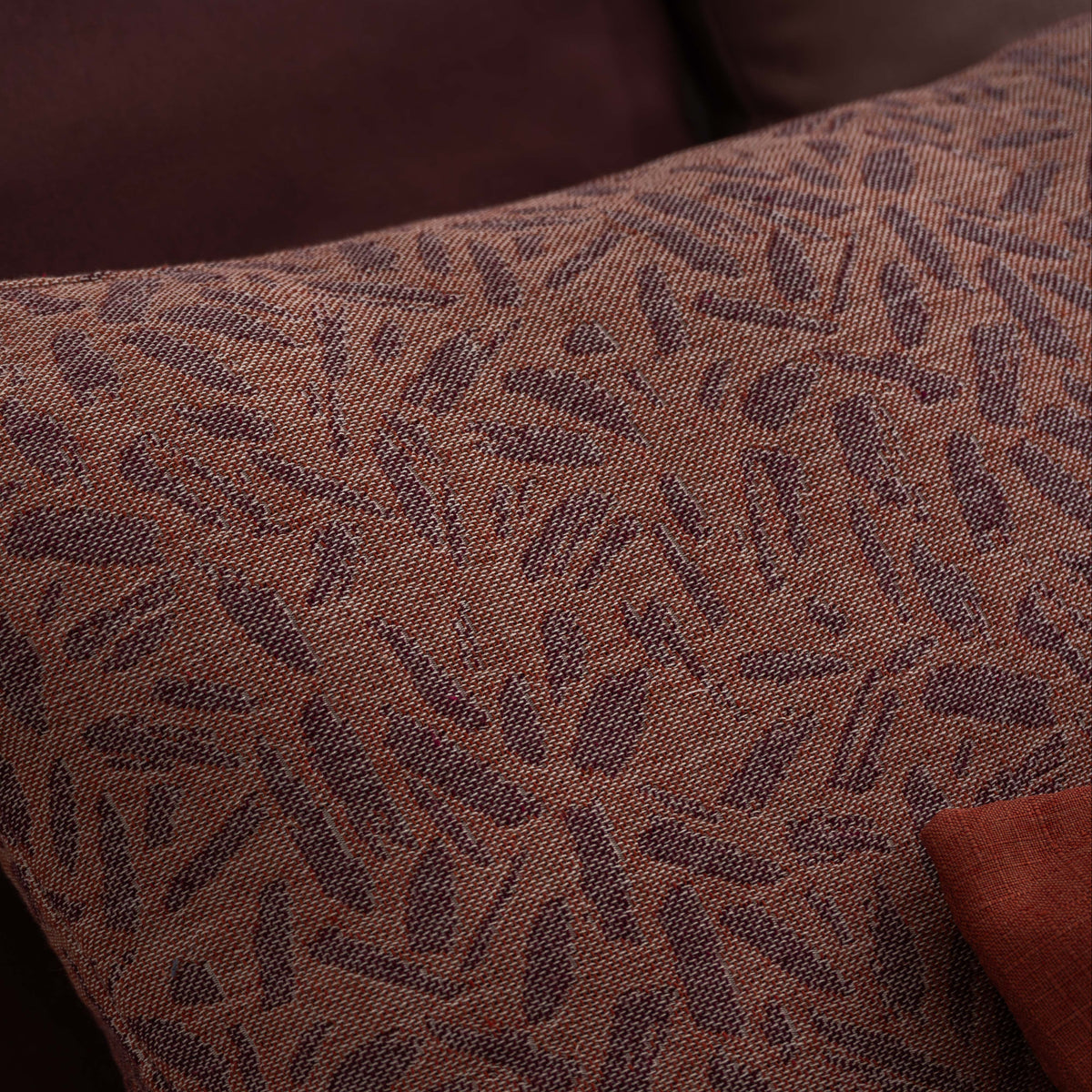 Pormenor da textura do tecido jacquard do Edredão Conforter Doren Bordeaux