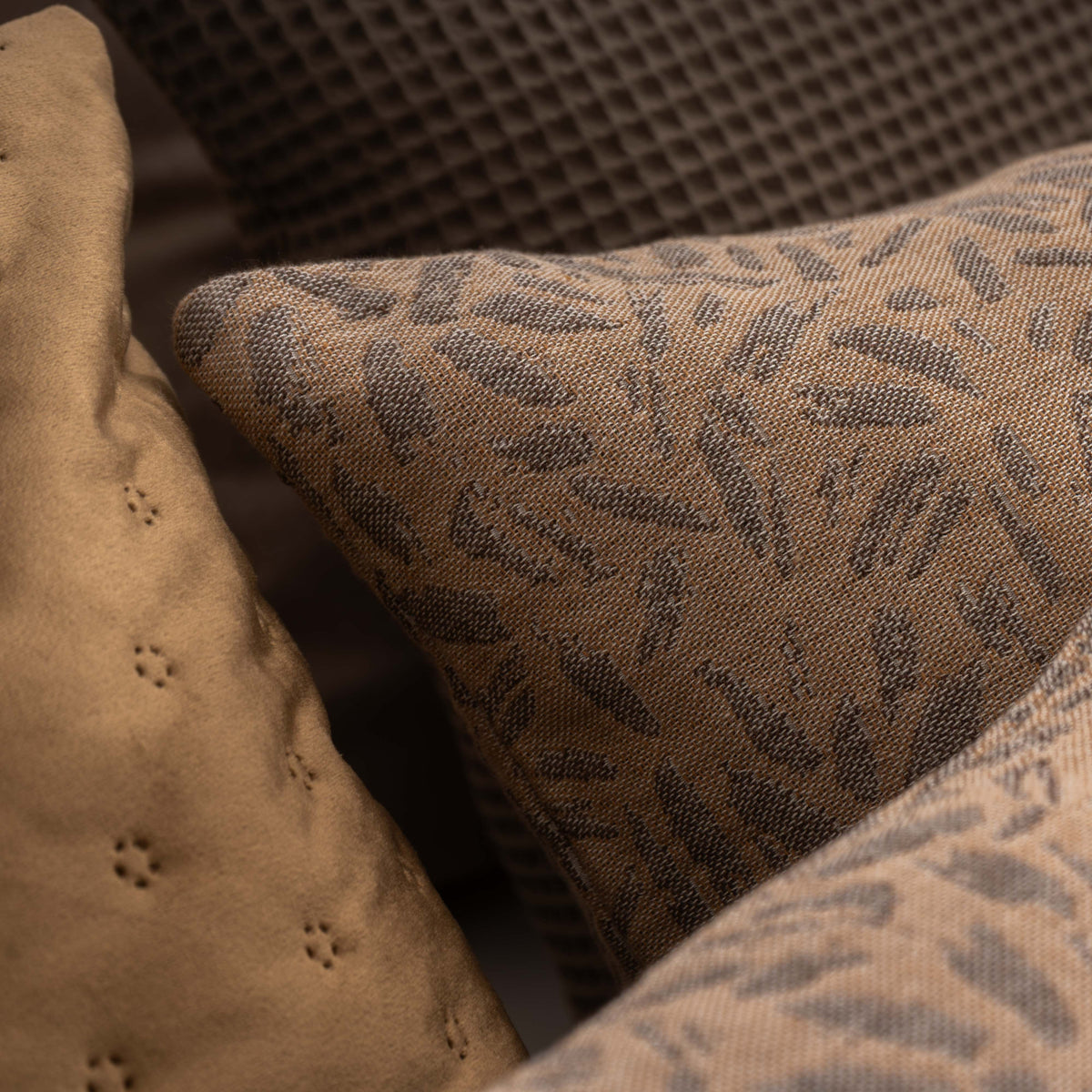 Pormenor da textura do tecido jacquard do Edredão Conforter Doren Camel e da almofada Malu camel
