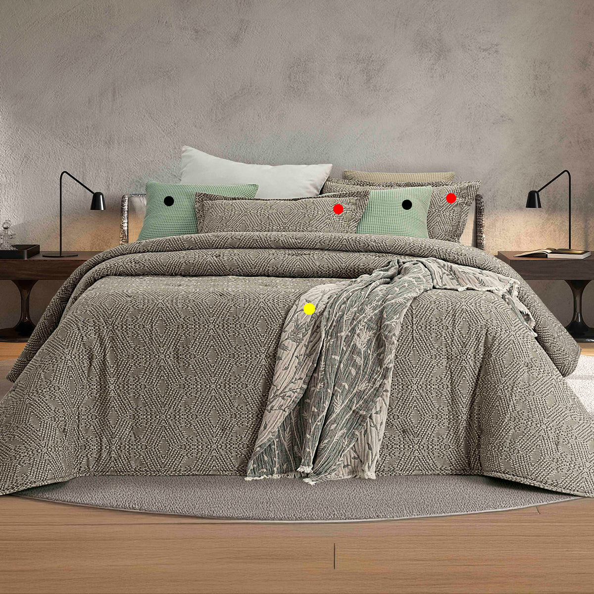 Edredão Conforter Jacquard Dover sobre cama de casal, com almofadas incluídas assinaladas a vermelho e acessórios decorativos assinalados a preto e amarelo