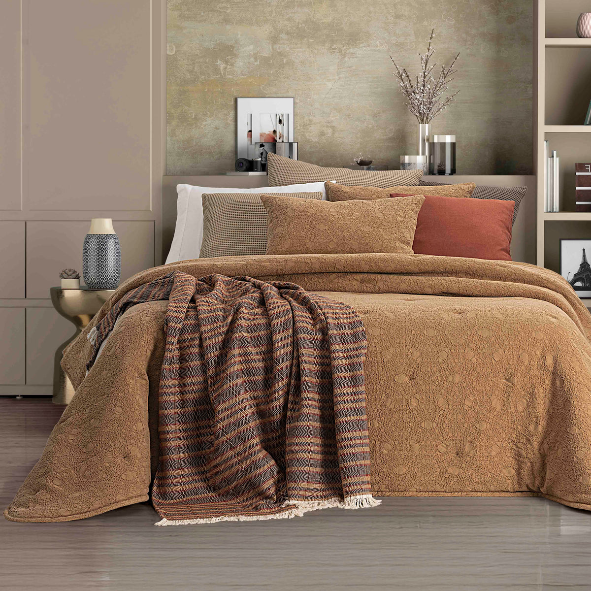 Edredão Conforter Bruma Camel em jacquard, com tampo 100% algodão, numa cama de casal