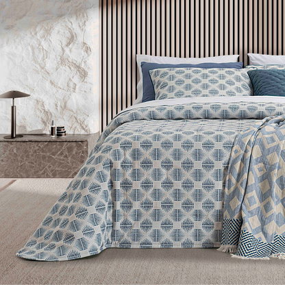 Pormenor do padrão geométrico jacquard do Edredão Conforter Oslo Azul, com almofadas e manta decorativa