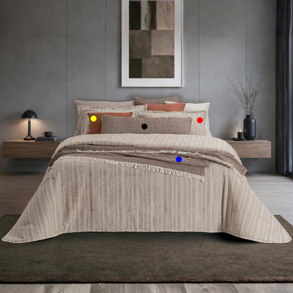 Edredão Conforter Calen Camel com marcadores de cor: vermelho para as almofadas incluídas, preto para a almofada Milena, amarelo para a almofada Linen e azul para a Manta Alcoa