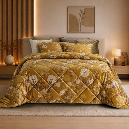 Edredão Conforter Mireia em veludo estampado digital, com padrão floral em tons dourados, apresentado numa cama de casal