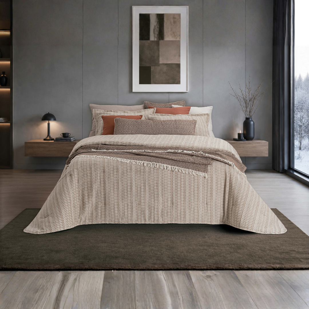 Edredão Conforter Calen Camel em jacquard, apresentado numa cama de casal