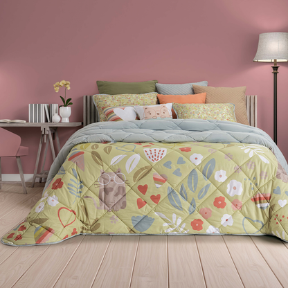 Edredão Conforter Infantil Mimi com estampagem digital colorida, apresentado numa cama de casal