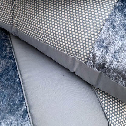 Edredón con apliques estampados y terciopelo azul Eterna II 
