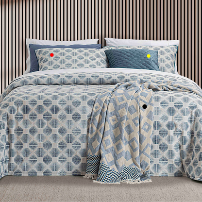 Edredão Conforter Oslo Azul com marcadores coloridos: vermelho para as almofadas incluídas, amarelo para a almofada decorativa e preto para a manta decorativa