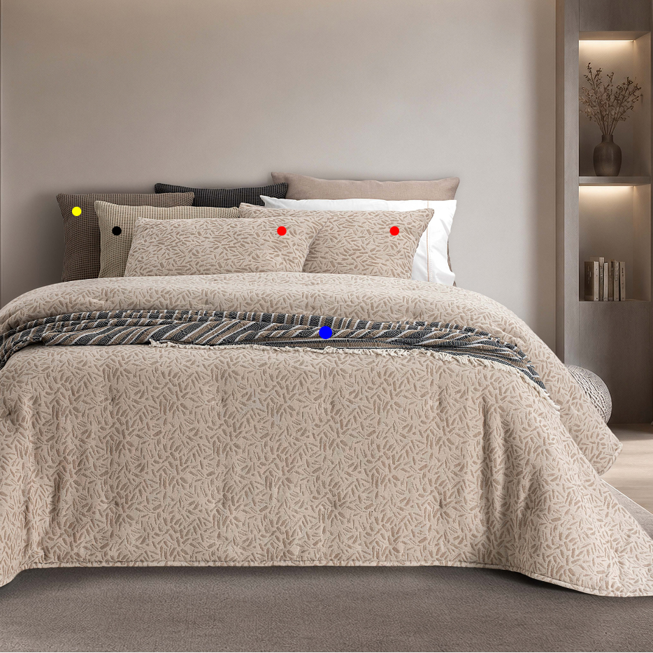Vista aproximada do Edredão Conforter Doren Bege em jacquard numa cama de casal