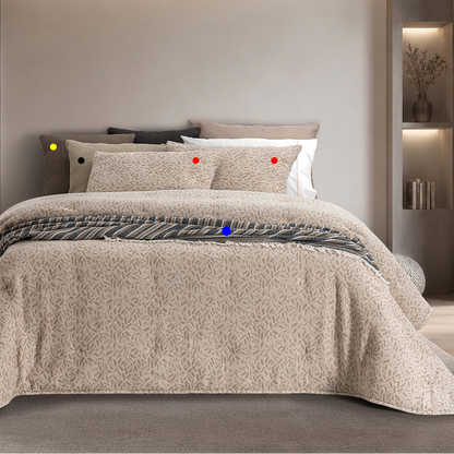 Vista aproximada do Edredão Conforter Doren Bege em jacquard numa cama de casal