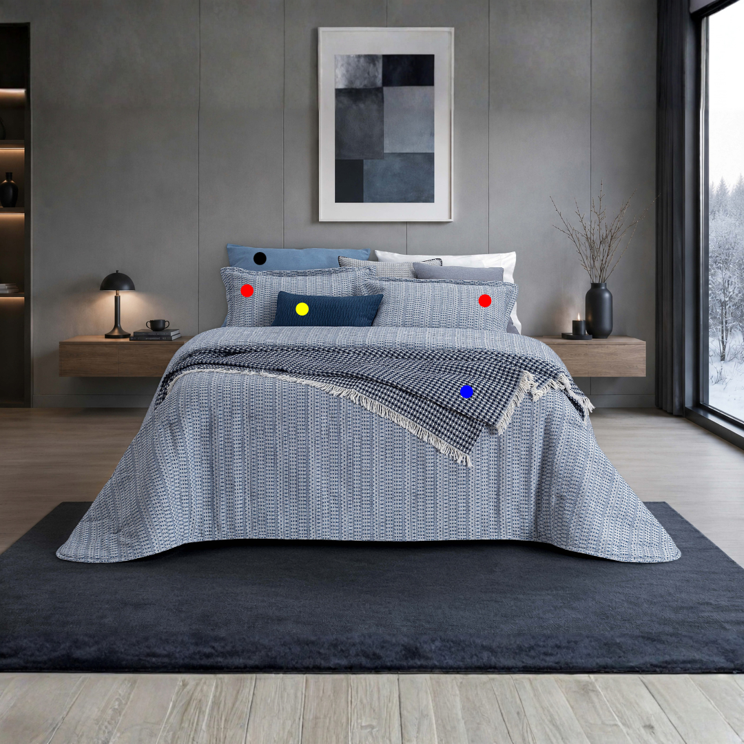 Edredão Conforter Calen Azul com marcadores de cor: vermelho para as almofadas incluídas, preto para a almofada Linen, amarelo para a almofada Pliss e azul para a Manta Colibri 