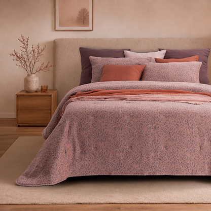 Edredão Conforter Doren Bordeaux em jacquard, apresentado numa cama de casal