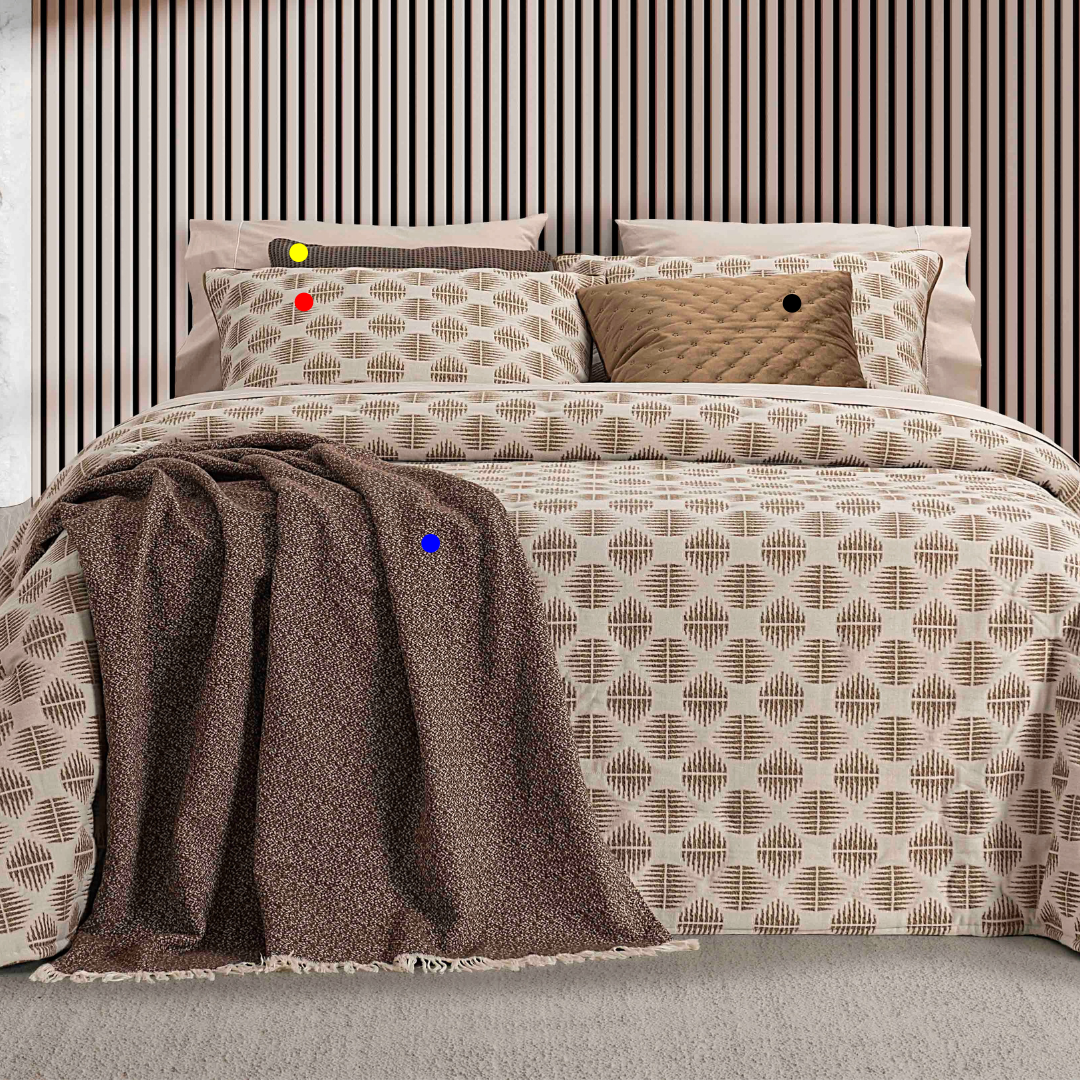 Edredão Conforter Oslo Camel com marcadores coloridos: vermelho para as almofadas incluídas, amarelo para a almofada Malu, preto para a almofada Zack e azul para a Manta Alameda