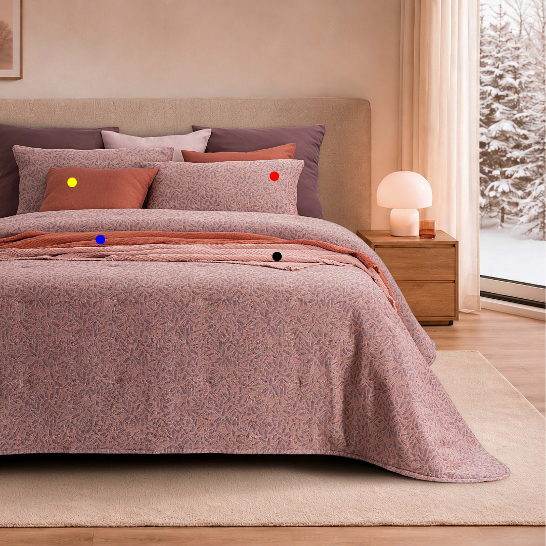 Vista aproximada do Edredão Conforter Doren Bordeaux em jacquard numa cama de casal