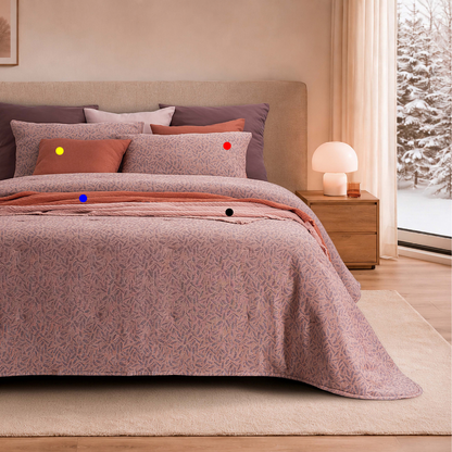 Vista aproximada do Edredão Conforter Doren Bordeaux em jacquard numa cama de casal