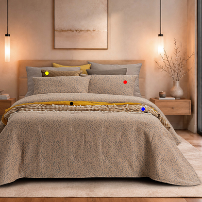 Vista aproximada do Edredão Conforter Doren Camel em jacquard numa cama de casal