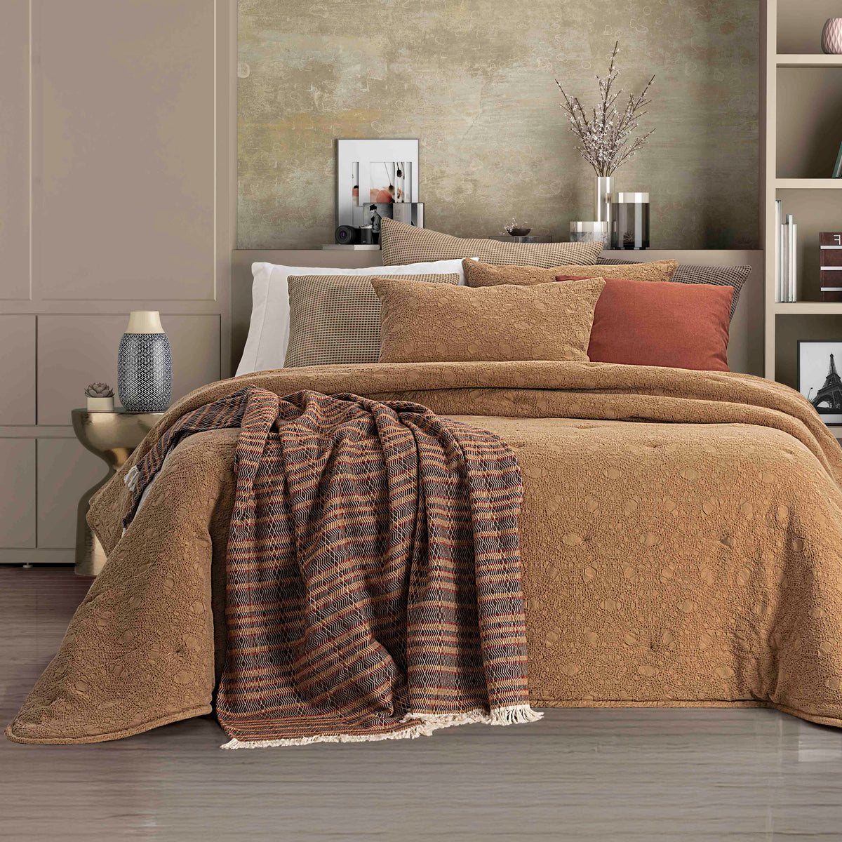Edredão Conforter Bruma Camel em jacquard, com tampo 100% algodão, numa cama de casal