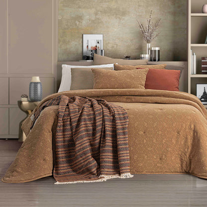 Edredão Conforter Bruma Camel em jacquard, com tampo 100% algodão, numa cama de casal