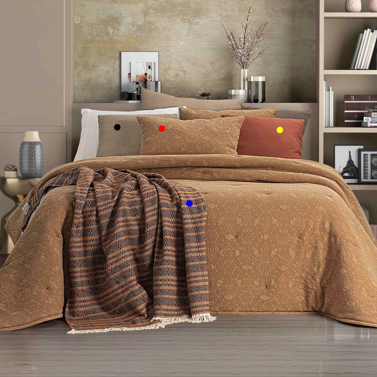 Edredão Conforter Bruma Camel em jacquard, com marcadores coloridos que identificam as duas almofadas cheias incluídas e as opções adicionais: vermelho para as almofadas incluídas, preto para a almofada Zack, amarelo para a almofada Linen e azul para a Manta Horizonte.
