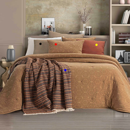 Edredão Conforter Bruma Camel em jacquard, com marcadores coloridos que identificam as duas almofadas cheias incluídas e as opções adicionais: vermelho para as almofadas incluídas, preto para a almofada Zack, amarelo para a almofada Linen e azul para a Manta Horizonte.