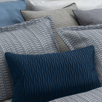 Pormenor das almofadas e do padrão jacquard do Edredão Conforter Calen Azul e da almofada Pliss