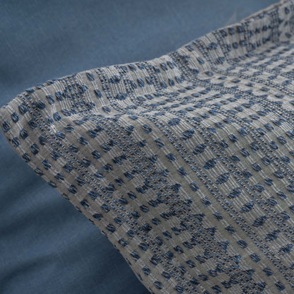 Pormenor do acabamento e da textura jacquard do Edredão Conforter Calen Azul