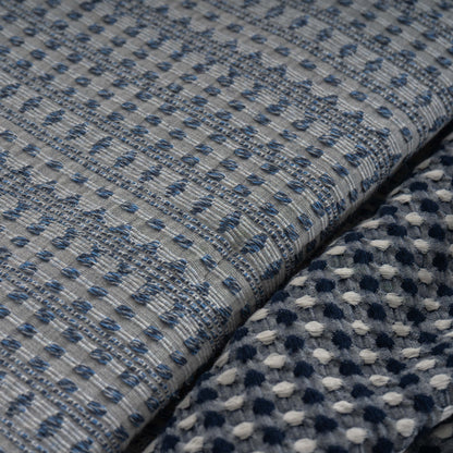 Pormenor do tecido jacquard azul do Edredão Conforter Calen e da manta Colibri azul escuro 