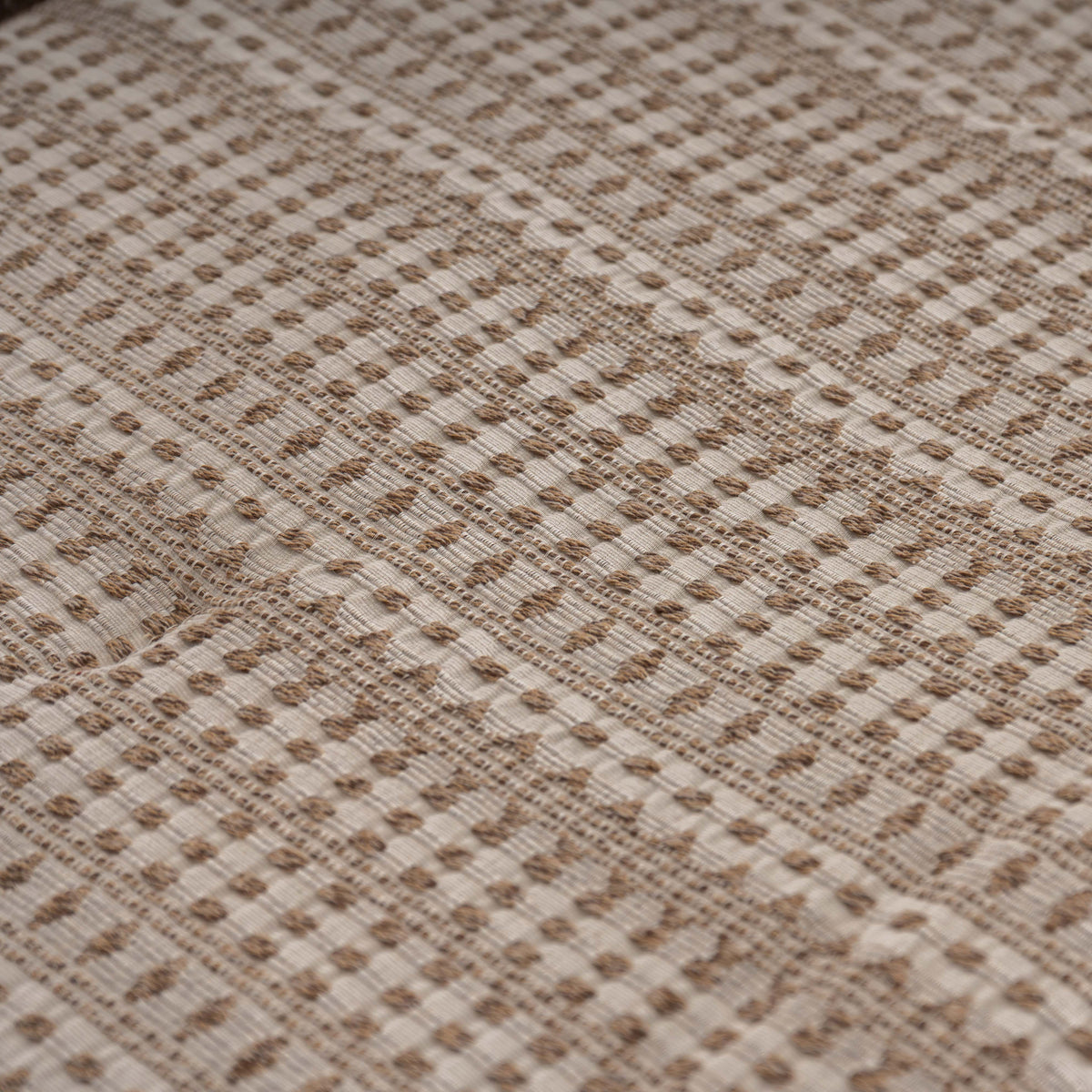 Pormenor do padrão jacquard do Edredão Conforter Calen Camel