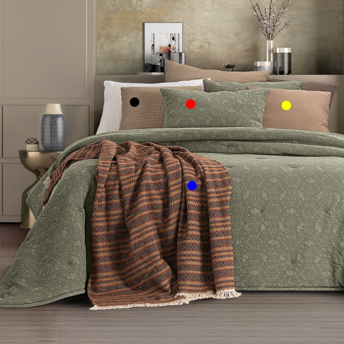 Edredão Conforter Bruma Verde em jacquard, com marcadores coloridos que identificam as duas almofadas cheias incluídas e as opções adicionais: vermelho para as almofadas incluídas, preto para a almofada Zack, amarelo para a almofada Linen e azul para a Manta Horizonte.
