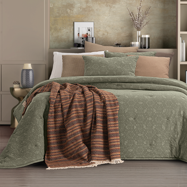 Edredão Conforter Bruma Verde em jacquard, com tampo 100% algodão, numa cama de casal