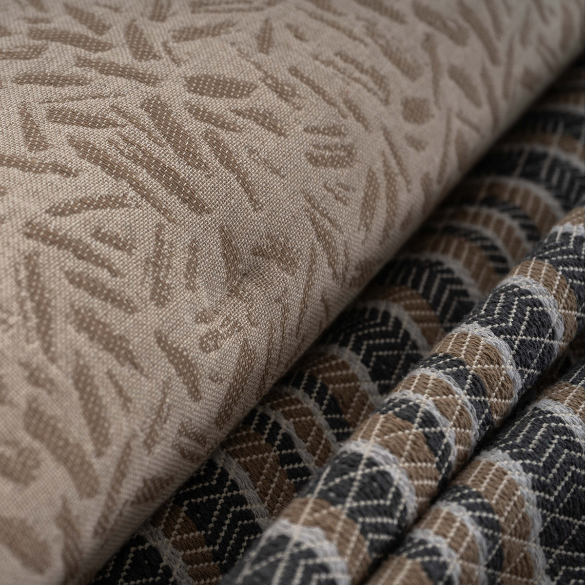 Pormenor do padrão jacquard e da textura do Edredão Conforter Doren Bege