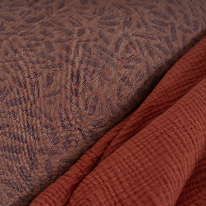 Pormenor do padrão jacquard e do acabamento do Edredão Conforter Doren Bordeaux