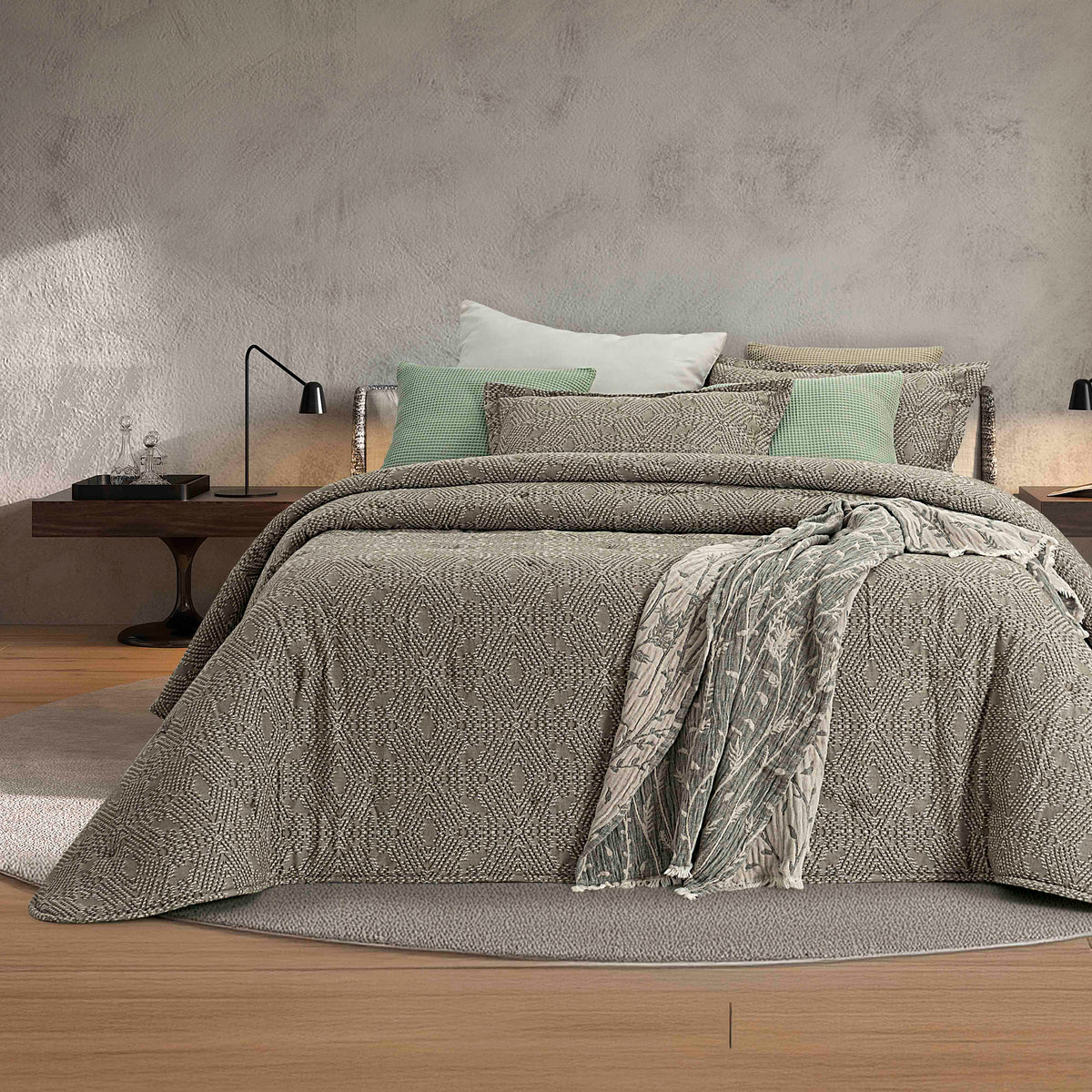 Edredão Conforter Jacquard Dover numa cama de casal, com padrão geométrico e almofadas coordenadas