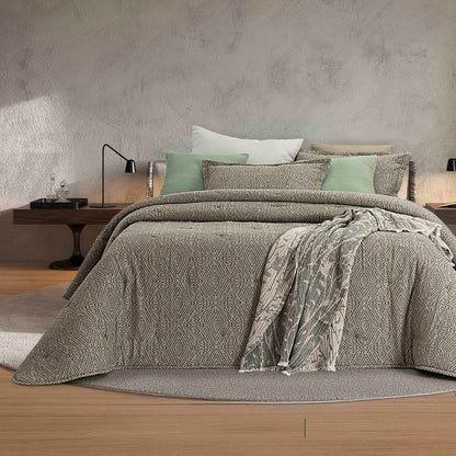 Edredão Conforter Jacquard Dover numa cama de casal, com padrão geométrico e almofadas coordenadas