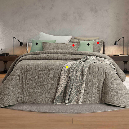 Edredão Conforter Jacquard Dover sobre cama de casal, com almofadas incluídas assinaladas a vermelho e acessórios decorativos assinalados a preto e amarelo