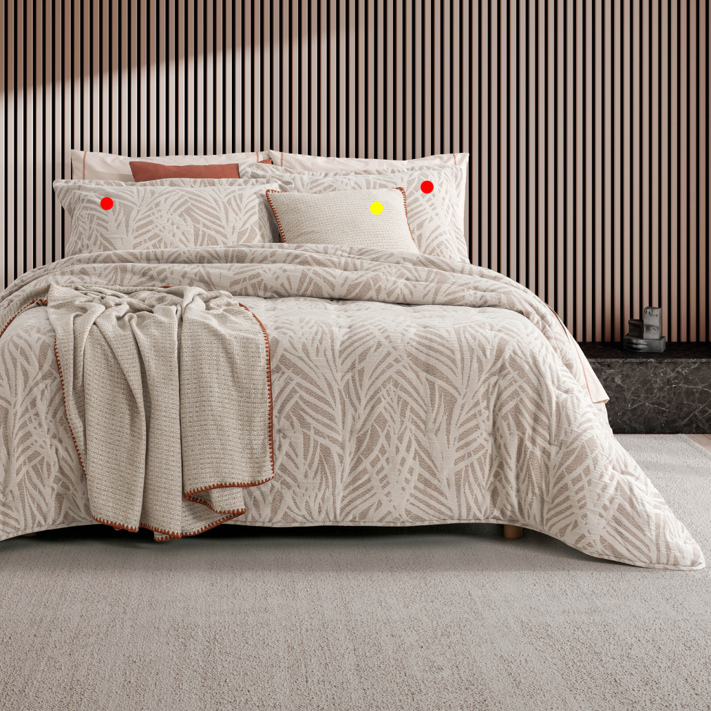 Edredão Conforter Jacquard Marco Beje com almofadas do conjunto assinaladas a vermelho e almofada decorativa assinalada a amarelo
