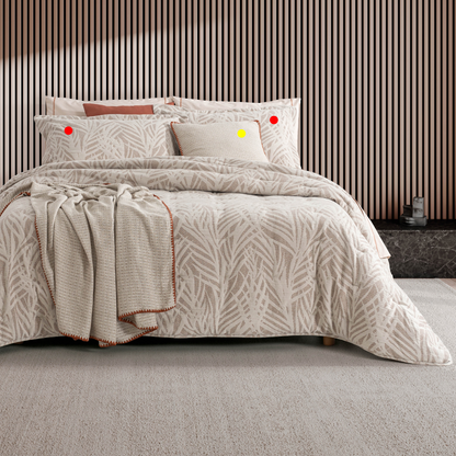 Edredão Conforter Jacquard Marco Beje com almofadas do conjunto assinaladas a vermelho e almofada decorativa assinalada a amarelo
