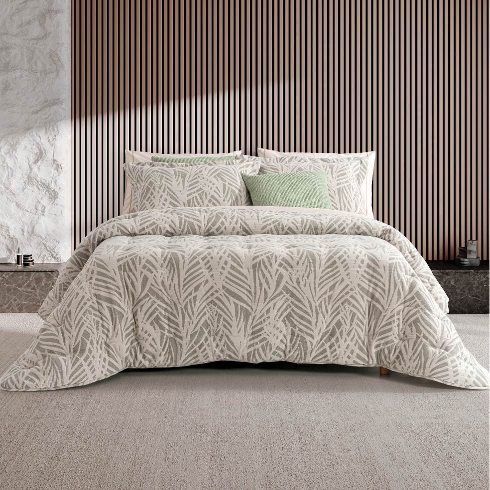 Edredão Conforter Jacquard Marco Verde numa cama de casal, com padrão de folhas e almofadas coordenadas
