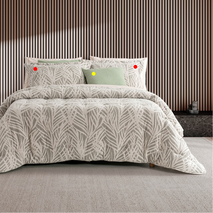 Edredão Conforter Jacquard Marco Verde com duas almofadas incluídas assinaladas a vermelho e almofada decorativa assinalada a amarelo
