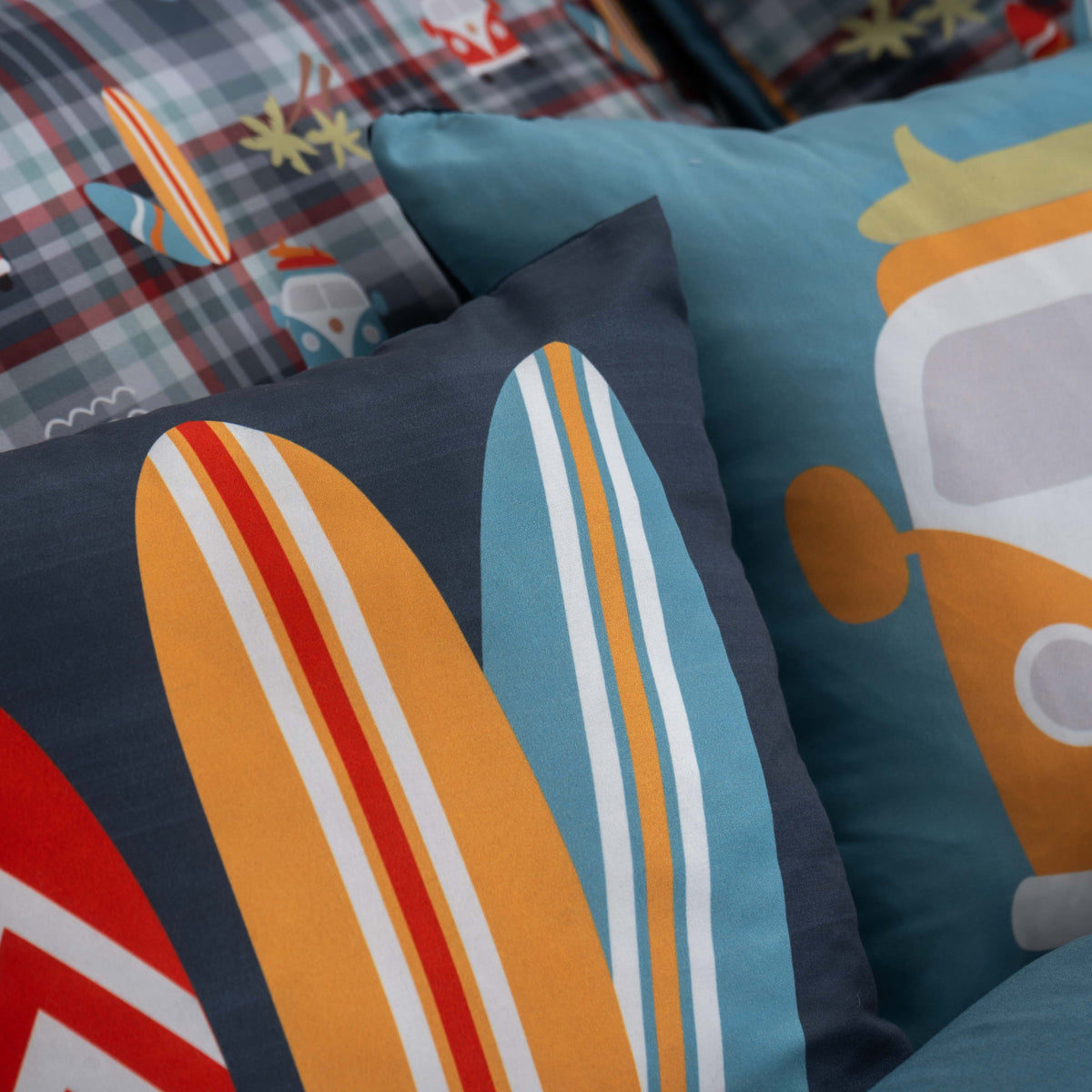 Pormenor das pranchas de surf estampadas nas almofadas coordenadas do Edredão Juvenil Pacífico