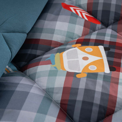 Pormenor da estampagem digital do Edredão Juvenil Pacífico, com personagem ilustrada sobre padrão axadrezado