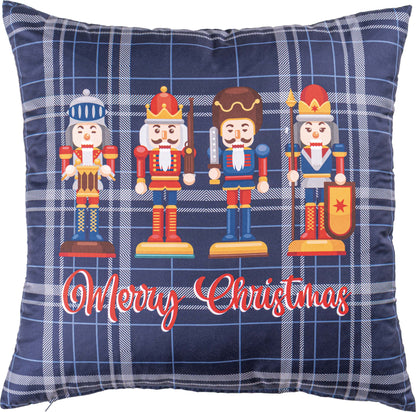 Almofada Decorativa de Natal Rudy com quatro figuras de quebra-nozes sobre xadrez azul-escuro e a inscrição Merry Christmas
