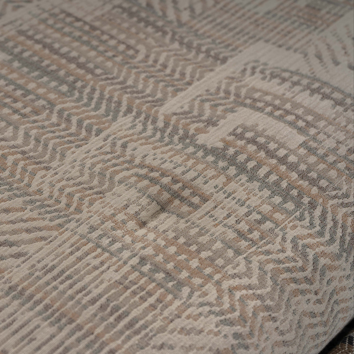 Pormenor do padrão jacquard e da textura do Edredão Conforter Vika Bege