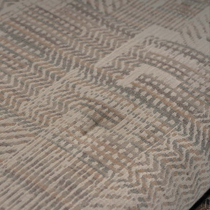 Pormenor do padrão jacquard e da textura do Edredão Conforter Vika Bege
