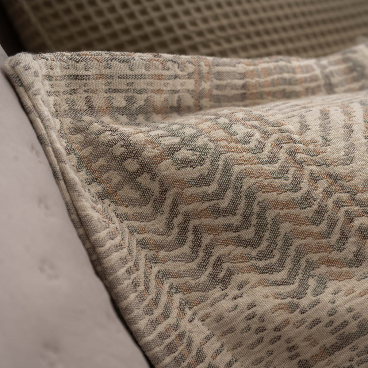 Pormenor do tecido jacquard e do acabamento da orla do Edredão Conforter Vika Bege