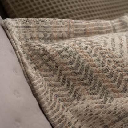 Pormenor do tecido jacquard e do acabamento da orla do Edredão Conforter Vika Bege